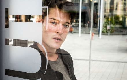 Interview: model Cesar Casier reist de wereld rond